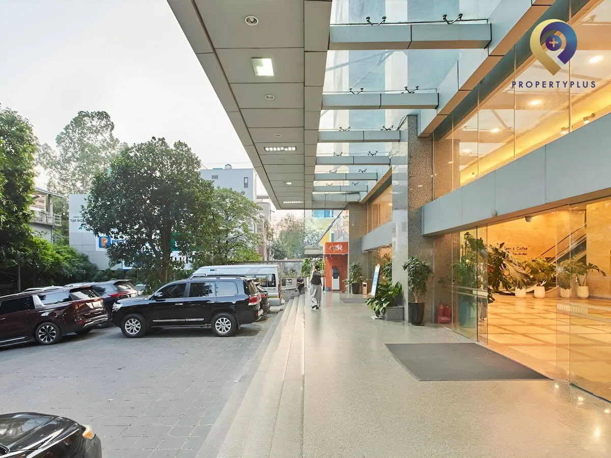 Lối vào tòa nhà VCCI Tower nhìn từ phía ngoài với mái che kính.